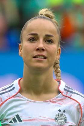 10 10 2025, xgrfx, Soccer Google Pixel Women Bundesliga, VfL Wolfsburg FC Bayern Munich v l Giulia Gwinn FC Bayern Munich DFL DFB REGULATIONS PROHIBIT ANY USE OF PHOTOGRAPHS as IMAGE SEQUENCES and or QUASI VIDEO Wolfsburg