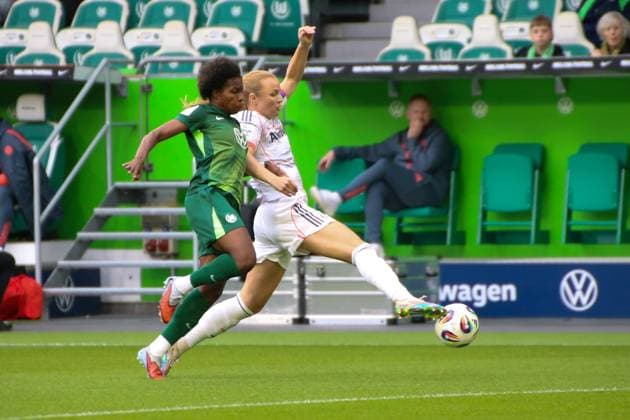 10 10 2025, xgrfx, Soccer Google Pixel Women Bundesliga, VfL Wolfsburg FC Bayern Munich v l Lineth Beerensteyn VfL Wolfsburg , Glodis Vigosdottir FC Bayern Munich DFL DFB REGULATIONS PROHIBIT ANY USE OF PHOTOGRAPHS as IMAGE SEQUENCES and or QUASI VIDEO Wolfsburg