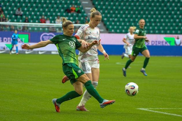 10 10 2025, xgrfx, Soccer Google Pixel Women Bundesliga, VfL Wolfsburg FC Bayern München v l Svenja Huth VfL Wolfsburg , Franziska Kett FC Bayern München DFL DFB REGULATIONS PROHIBIT ANY USE OF PHOTOGRAPHS as IMAGE SEQUENCES and or QUASI VIDEO Wolfsburg