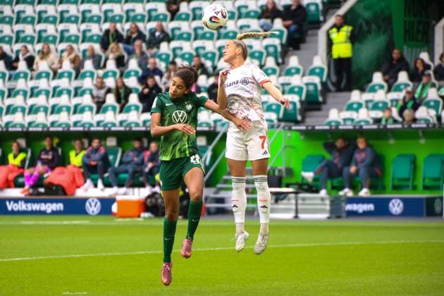 10 10 2025, xgrfx, Soccer Google Pixel Women Bundesliga, VfL Wolfsburg FC Bayern Munich v l Cora Zicai VfL Wolfsburg , Giulia Gwinn FC Bayern Munich DFL DFB REGULATIONS PROHIBIT ANY USE OF PHOTOGRAPHS as IMAGE SEQUENCES and or QUASI VIDEO Wolfsburg