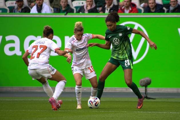 10 10 2025, xgrfx, Soccer Google Pixel Women Bundesliga, VfL Wolfsburg FC Bayern Munich v l Arianna Caruso, Linda Dallmann FC Bayern Munich , Cora Zicai VfL Wolfsburg DFL DFB REGULATIONS PROHIBIT ANY USE OF PHOTOGRAPHS as IMAGE SEQUENCES and or QUASI VIDEO Wolfsburg