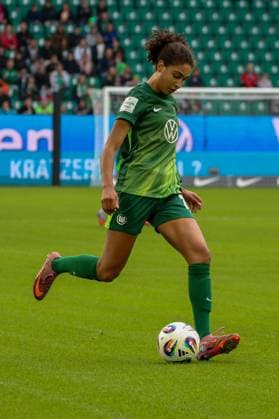10 10 2025, xgrfx, Soccer Google Pixel Women Bundesliga, VfL Wolfsburg FC Bayern Munich v l Cora Zicai VfL Wolfsburg DFL DFB REGULATIONS PROHIBIT ANY USE OF PHOTOGRAPHS as IMAGE SEQUENCES and or QUASI VIDEO Wolfsburg
