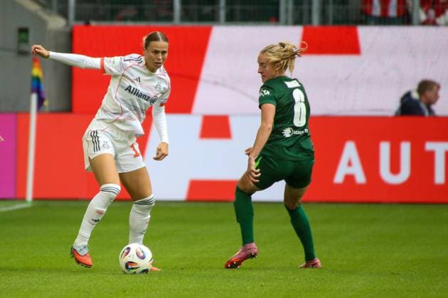 10 10 2025, xgrfx, Soccer Google Pixel Women Bundesliga, VfL Wolfsburg FC Bayern Munich v l Klara Bühl FC Bayern Munich , Janina Minge VfL Wolfsburg DFL DFB REGULATIONS PROHIBIT ANY USE OF PHOTOGRAPHS as IMAGE SEQUENCES and or QUASI VIDEO Wolfsburg