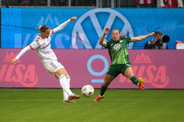 10 10 2025, xgrfx, Soccer Google Pixel Women Bundesliga, VfL Wolfsburg FC Bayern Munich v l Klara Bühl FC Bayern Munich , Janou Levels VfL Wolfsburg DFL DFB REGULATIONS PROHIBIT ANY USE OF PHOTOGRAPHS as IMAGE SEQUENCES and or QUASI VIDEO Wolfsburg
