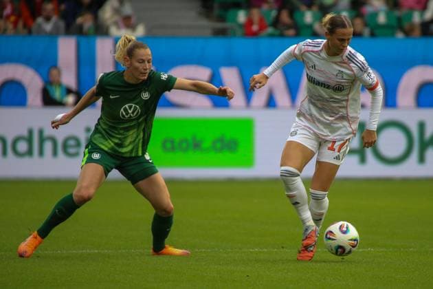 10 10 2025, xgrfx, Soccer Google Pixel Women Bundesliga, VfL Wolfsburg FC Bayern Munich v l Sarai Linder VfL Wolfsburg , Klara Bühl FC Bayern Munich DFL DFB REGULATIONS PROHIBIT ANY USE OF PHOTOGRAPHS as IMAGE SEQUENCES and or QUASI VIDEO Wolfsburg