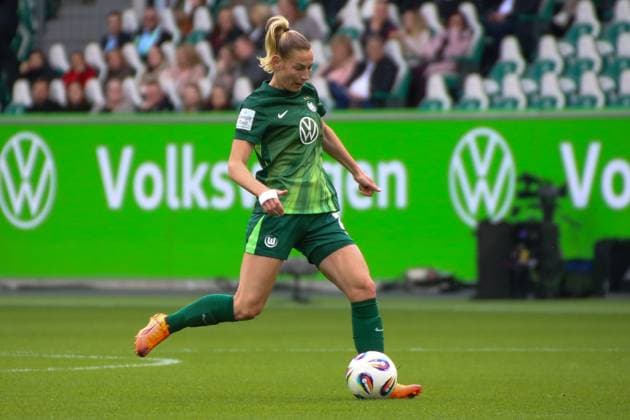 10 10 2025, xgrfx, Soccer Google Pixel Women Bundesliga, VfL Wolfsburg FC Bayern Munich v l Sarai Linder VfL Wolfsburg DFL DFB REGULATIONS PROHIBIT ANY USE OF PHOTOGRAPHS as IMAGE SEQUENCES and or QUASI VIDEO Wolfsburg