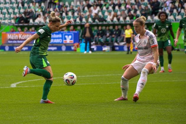 10 10 2025, xgrfx, Soccer Google Pixel Women Bundesliga, VfL Wolfsburg FC Bayern München v l Svenja Huth VfL Wolfsburg , Franziska Kett FC Bayern München DFL DFB REGULATIONS PROHIBIT ANY USE OF PHOTOGRAPHS as IMAGE SEQUENCES and or QUASI VIDEO Wolfsburg