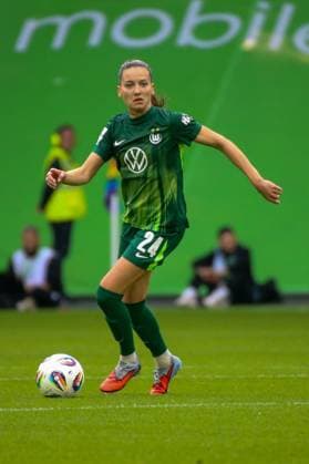 10 10 2025, xgrfx, Soccer Google Pixel Women Bundesliga, VfL Wolfsburg FC Bayern Munich v l Joelle Wedemeyer VfL Wolfsburg DFL DFB REGULATIONS PROHIBIT ANY USE OF PHOTOGRAPHS as IMAGE SEQUENCES and or QUASI VIDEO Wolfsburg