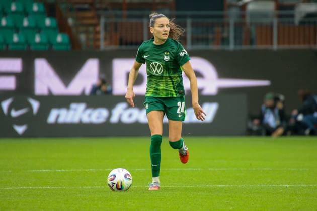 10 10 2025, xgrfx, Soccer Google Pixel Women Bundesliga, VfL Wolfsburg FC Bayern Munich v l Joelle Wedemeyer VfL Wolfsburg DFL DFB REGULATIONS PROHIBIT ANY USE OF PHOTOGRAPHS as IMAGE SEQUENCES and or QUASI VIDEO Wolfsburg