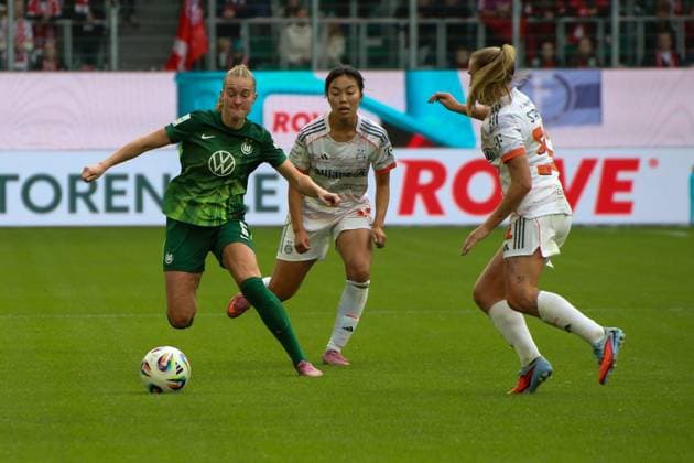10 10 2025, xgrfx, Soccer Google Pixel Women Bundesliga, VfL Wolfsburg FC Bayern Munich v l Janina Minge VfL Wolfsburg , Momoko Tanikawa, Georgia Stanway FC Bayern Munich DFL DFB REGULATIONS PROHIBIT ANY USE OF PHOTOGRAPHS as IMAGE SEQUENCES and or QUASI VIDEO Wolfsburg