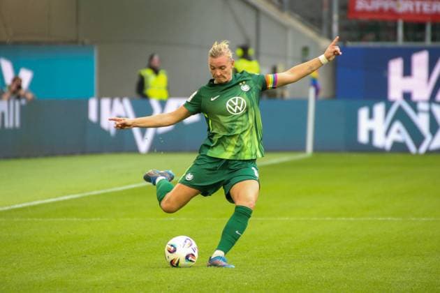 10 10 2025, xgrfx, Soccer Google Pixel Women Bundesliga, VfL Wolfsburg FC Bayern Munich v l Alexandra Popp VfL Wolfsburg DFL DFB REGULATIONS PROHIBIT ANY USE OF PHOTOGRAPHS as IMAGE SEQUENCES and or QUASI VIDEO Wolfsburg