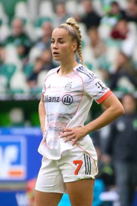 10 10 2025, xgrfx, Soccer Google Pixel Women Bundesliga, VfL Wolfsburg FC Bayern Munich v l Giulia Gwinn FC Bayern Munich DFL DFB REGULATIONS PROHIBIT ANY USE OF PHOTOGRAPHS as IMAGE SEQUENCES and or QUASI VIDEO Wolfsburg