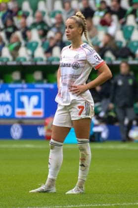 10 10 2025, xgrfx, Soccer Google Pixel Women Bundesliga, VfL Wolfsburg FC Bayern Munich v l Giulia Gwinn FC Bayern Munich DFL DFB REGULATIONS PROHIBIT ANY USE OF PHOTOGRAPHS as IMAGE SEQUENCES and or QUASI VIDEO Wolfsburg