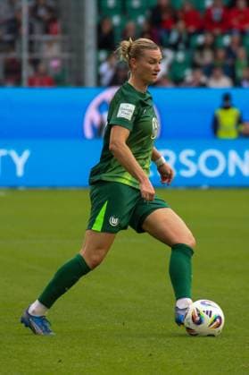 10 10 2025, xgrfx, Soccer Google Pixel Women Bundesliga, VfL Wolfsburg FC Bayern Munich v l Alexandra Popp VfL Wolfsburg DFL DFB REGULATIONS PROHIBIT ANY USE OF PHOTOGRAPHS as IMAGE SEQUENCES and or QUASI VIDEO Wolfsburg