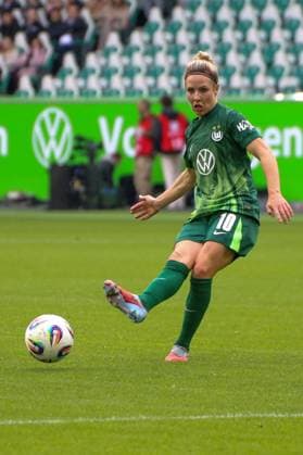 10 10 2025, xgrfx, Soccer Google Pixel Women Bundesliga, VfL Wolfsburg FC Bayern Munich v l Svenja Huth VfL Wolfsburg DFL DFB REGULATIONS PROHIBIT ANY USE OF PHOTOGRAPHS as IMAGE SEQUENCES and or QUASI VIDEO Wolfsburg