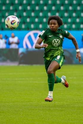 10 10 2025, xgrfx, Soccer Google Pixel Women Bundesliga, VfL Wolfsburg FC Bayern Munich v l Lineth Beerensteyn VfL Wolfsburg DFL DFB REGULATIONS PROHIBIT ANY USE OF PHOTOGRAPHS as IMAGE SEQUENCES and or QUASI VIDEO Wolfsburg