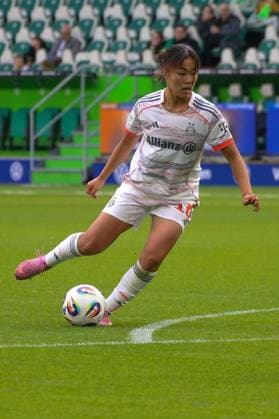 10 10 2025, xgrfx, Soccer Google Pixel Women Bundesliga, VfL Wolfsburg FC Bayern Munich v l Momoko Tanikawa FC Bayern Munich DFL DFB REGULATIONS PROHIBIT ANY USE OF PHOTOGRAPHS as IMAGE SEQUENCES and or QUASI VIDEO Wolfsburg