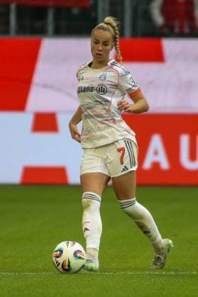 10 10 2025, xgrfx, Soccer Google Pixel Women Bundesliga, VfL Wolfsburg FC Bayern Munich v l Giulia Gwinn FC Bayern Munich DFL DFB REGULATIONS PROHIBIT ANY USE OF PHOTOGRAPHS as IMAGE SEQUENCES and or QUASI VIDEO Wolfsburg