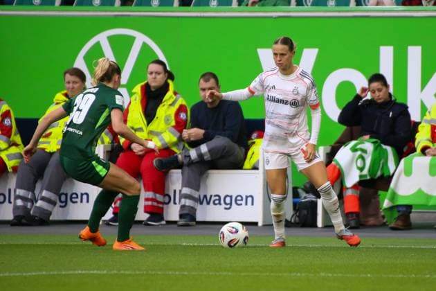 10 10 2025, xgrfx, Soccer Google Pixel Women Bundesliga, VfL Wolfsburg FC Bayern Munich v l Sarai Linder VfL Wolfsburg , Klara Bühl FC Bayern Munich DFL DFB REGULATIONS PROHIBIT ANY USE OF PHOTOGRAPHS as IMAGE SEQUENCES and or QUASI VIDEO Wolfsburg