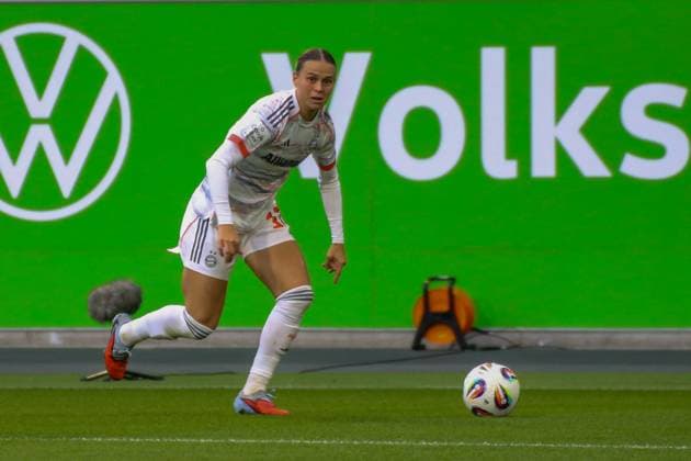 10 10 2025, xgrfx, Soccer Google Pixel Women Bundesliga, VfL Wolfsburg FC Bayern München v l Klara Bühl FC Bayern München DFL DFB REGULATIONS PROHIBIT ANY USE OF PHOTOGRAPHS as IMAGE SEQUENCES and or QUASI VIDEO Wolfsburg