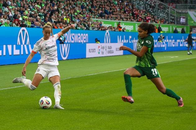 10 10 2025, xgrfx, Soccer Google Pixel Women Bundesliga, VfL Wolfsburg FC Bayern Munich v l Giulia Gwinn FC Bayern Munich , Cora Zicai VfL Wolfsburg DFL DFB REGULATIONS PROHIBIT ANY USE OF PHOTOGRAPHS as IMAGE SEQUENCES and or QUASI VIDEO Wolfsburg