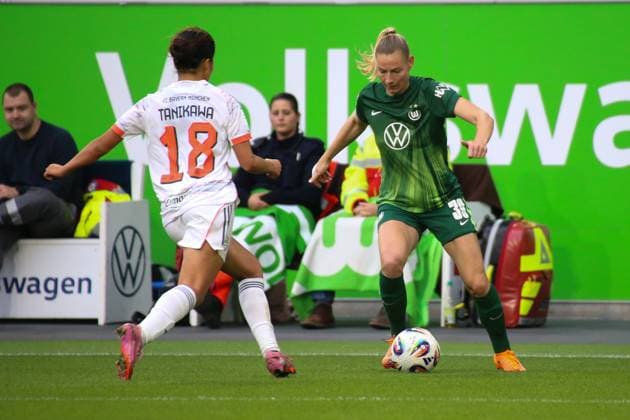 10 10 2025, xgrfx, Soccer Google Pixel Women Bundesliga, VfL Wolfsburg FC Bayern Munich v l Momoko Tanikawa FC Bayern Munich , Sarai Linder VfL Wolfsburg DFL DFB REGULATIONS PROHIBIT ANY USE OF PHOTOGRAPHS as IMAGE SEQUENCES and or QUASI VIDEO Wolfsburg