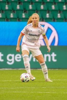 10 10 2025, xgrfx, Soccer Google Pixel Women Bundesliga, VfL Wolfsburg FC Bayern Munich v l Glodis Vigosdottir FC Bayern Munich DFL DFB REGULATIONS PROHIBIT ANY USE OF PHOTOGRAPHS as IMAGE SEQUENCES and or QUASI VIDEO Wolfsburg