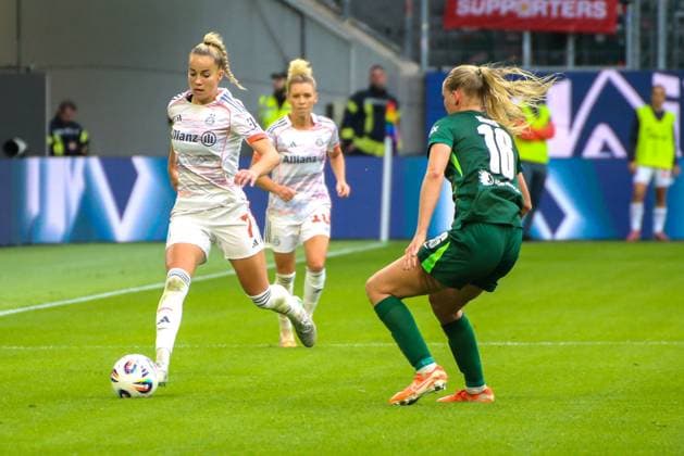 10 10 2025, xgrfx, Soccer Google Pixel Women Bundesliga, VfL Wolfsburg FC Bayern Munich v l Giulia Gwinn FC Bayern Munich , Camilla Küver VfL Wolfsburg DFL DFB REGULATIONS PROHIBIT ANY USE OF PHOTOGRAPHS as IMAGE SEQUENCES and or QUASI VIDEO Wolfsburg