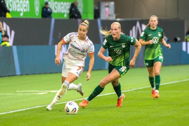10 10 2025, xgrfx, Soccer Google Pixel Women Bundesliga, VfL Wolfsburg FC Bayern Munich v l Giulia Gwinn FC Bayern Munich , Camilla Küver VfL Wolfsburg DFL DFB REGULATIONS PROHIBIT ANY USE OF PHOTOGRAPHS as IMAGE SEQUENCES and or QUASI VIDEO Wolfsburg