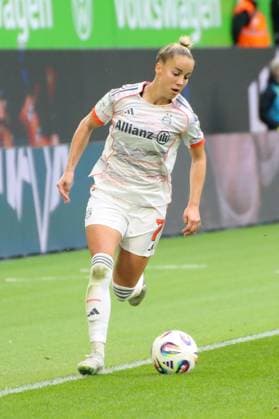 10 10 2025, xgrfx, Soccer Google Pixel Women Bundesliga, VfL Wolfsburg FC Bayern Munich v l Giulia Gwinn FC Bayern Munich DFL DFB REGULATIONS PROHIBIT ANY USE OF PHOTOGRAPHS as IMAGE SEQUENCES and or QUASI VIDEO Wolfsburg