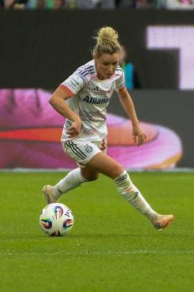10 10 2025, xgrfx, Soccer Google Pixel Women Bundesliga, VfL Wolfsburg FC Bayern München v l Linda Dallmann FC Bayern München DFL DFB REGULATIONS PROHIBIT ANY USE OF PHOTOGRAPHS as IMAGE SEQUENCES and or QUASI VIDEO Wolfsburg
