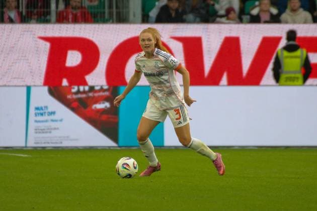 10 10 2025, xgrfx, Soccer Google Pixel Women Bundesliga, VfL Wolfsburg FC Bayern Munich v l Stine Ballisager FC Bayern Munich DFL DFB REGULATIONS PROHIBIT ANY USE OF PHOTOGRAPHS as IMAGE SEQUENCES and or QUASI VIDEO Wolfsburg