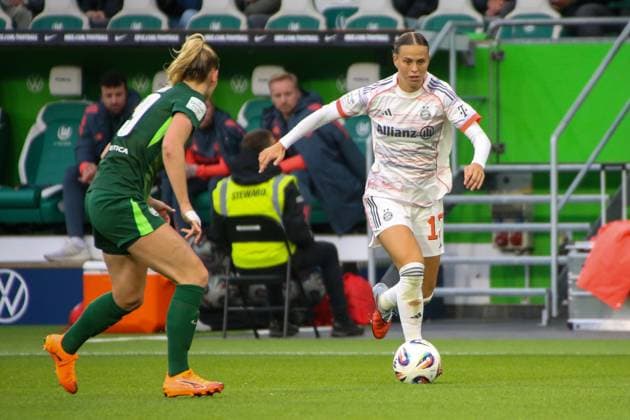 10 10 2025, xgrfx, Soccer Google Pixel Women Bundesliga, VfL Wolfsburg FC Bayern Munich v l Sarai Linder VfL Wolfsburg , Klara Bühl FC Bayern Munich DFL DFB REGULATIONS PROHIBIT ANY USE OF PHOTOGRAPHS as IMAGE SEQUENCES and or QUASI VIDEO Wolfsburg