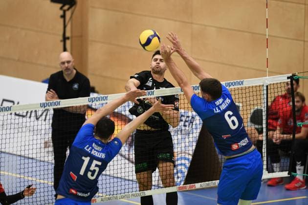 Georg Schäfer Halle, CERATONIA Volleys Eltmann vs. L.E. Volleys Germany ,Eltmann, Georg Schäfer Halle - 11 Oct 2025 - 2.Bundesliga, Volleyball - CERATONIA Volleys Eltmann vs. L.E. Volleys Image: Perica Stanic (VC Eltmann, 16) spiking the ball passed two Leipzig blockers. Eltmann Georg Schäfer Halle Bayern Germany Copyright: xPresseFotoxEvans xRyanxEvansx
