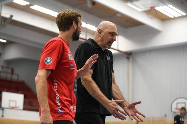 Georg Schäfer Halle, CERATONIA Volleys Eltmann vs. L.E. Volleys Germany ,Eltmann, Georg Schäfer Halle - 11 Oct 2025 - 2.Bundesliga, Volleyball - CERATONIA Volleys Eltmann vs. L.E. Volleys Image: (fLTR) Maximilian Kolbe (VC Eltmann, 6) and Trainer Vladimir Rakic (VC Eltmann) showing their frustration during a time out. Eltmann Georg Schäfer Halle Bayern Germany Copyright: xPresseFotoxEvans xRyanxEvansx