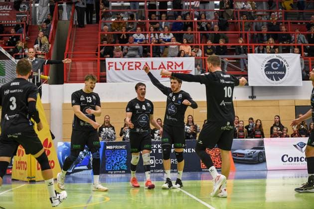 Georg Schäfer Halle, CERATONIA Volleys Eltmann vs. L.E. Volleys Germany ,Eltmann, Georg Schäfer Halle - 11 Oct 2025 - 2.Bundesliga, Volleyball - CERATONIA Volleys Eltmann vs. L.E. Volleys Image: Eltmann celebrating an important point during the 4th set. Eltmann Georg Schäfer Halle Bayern Germany Copyright: xPresseFotoxEvans xRyanxEvansx