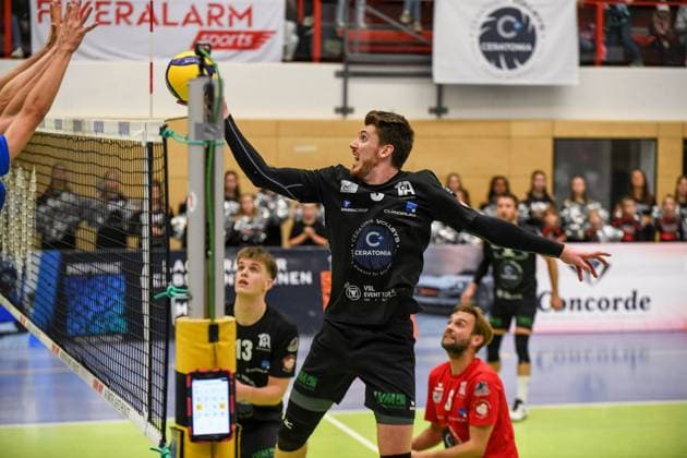Georg Schäfer Halle, CERATONIA Volleys Eltmann vs. L.E. Volleys Germany ,Eltmann, Georg Schäfer Halle - 11 Oct 2025 - 2.Bundesliga, Volleyball - CERATONIA Volleys Eltmann vs. L.E. Volleys Image: Alexander Duncan-Thibault (VC Eltmann, 9) dinking the ball over the Leipzig defenders. Eltmann Georg Schäfer Halle Bayern Germany Copyright: xPresseFotoxEvans xRyanxEvansx