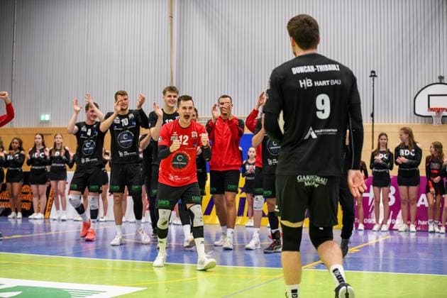 Georg Schäfer Halle, CERATONIA Volleys Eltmann vs. L.E. Volleys Germany ,Eltmann, Georg Schäfer Halle - 11 Oct 2025 - 2.Bundesliga, Volleyball - CERATONIA Volleys Eltmann vs. L.E. Volleys Image: Tobias Werner (VC Eltmann, 12) and the Eltmann team welcoming back the Gold MVP, Alexander Duncan-Thibault (VC Eltmann, 9). Eltmann Georg Schäfer Halle Bayern Germany Copyright: xPresseFotoxEvans xRyanxEvansx