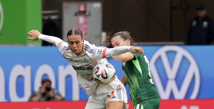 Duel between Klara Buehl FC Bayern Muenchen and Joelle Wedemeyer VfL Wolfsburg Football, Women, Season 2025 2026, 1 Liga, Google Pixel Women Bundesliga, VfL Wolfsburg vs FC Bayern Muenchen, 1 3 DFL REGULATIONS PROHIBIT ANY USE OF PHOTOGRAPHS AS IMAGE SEQUENCES AND OR QUASI VIDEO