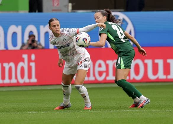 Duel between Klara Buehl FC Bayern Muenchen and Joelle Wedemeyer VfL Wolfsburg Football, Women, Season 2025 2026, 1 Liga, Google Pixel Women Bundesliga, VfL Wolfsburg vs FC Bayern Muenchen, 1 3 DFL REGULATIONS PROHIBIT ANY USE OF PHOTOGRAPHS AS IMAGE SEQUENCES AND OR QUASI VIDEO