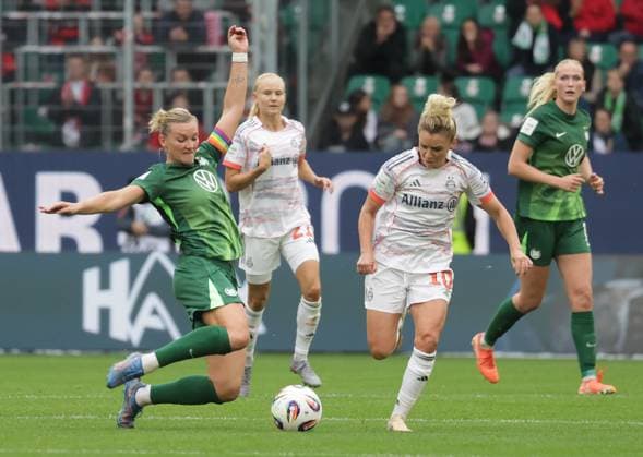 Duel between Alexandra Popp VfL Wolfsburg and Linda Dallmann FC Bayern Muenchen Football, Women, Season 2025 2026, 1 League, Google Pixel Women Bundesliga, VfL Wolfsburg vs FC Bayern Muenchen, 1 3 DFL REGULATIONS PROHIBIT ANY USE OF PHOTOGRAPHS AS IMAGE SEQUENCES AND OR QUASI VIDEO
