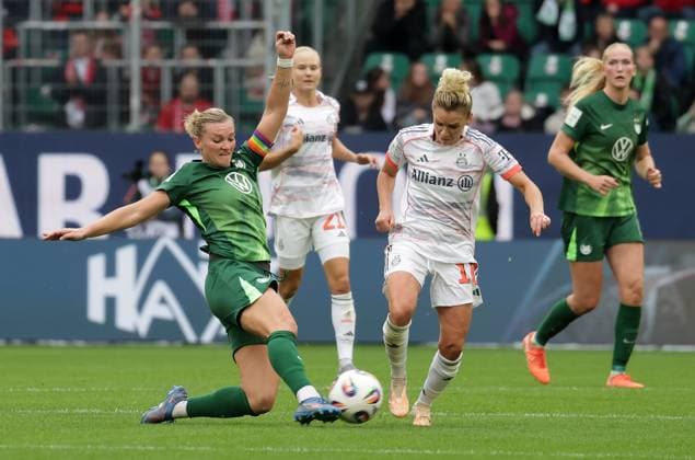 Duel between Alexandra Popp VfL Wolfsburg and Linda Dallmann FC Bayern Muenchen Football, Women, Season 2025 2026, 1 League, Google Pixel Women Bundesliga, VfL Wolfsburg vs FC Bayern Muenchen, 1 3 DFL REGULATIONS PROHIBIT ANY USE OF PHOTOGRAPHS AS IMAGE SEQUENCES AND OR QUASI VIDEO