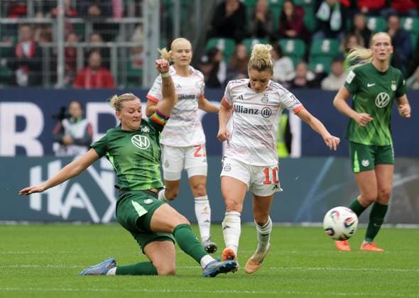 Duel between Alexandra Popp VfL Wolfsburg and Linda Dallmann FC Bayern Muenchen Football, Women, Season 2025 2026, 1 League, Google Pixel Women Bundesliga, VfL Wolfsburg vs FC Bayern Muenchen, 1 3 DFL REGULATIONS PROHIBIT ANY USE OF PHOTOGRAPHS AS IMAGE SEQUENCES AND OR QUASI VIDEO