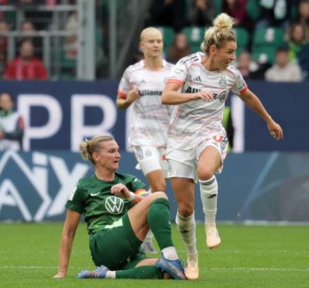Duel between Alexandra Popp VfL Wolfsburg and Linda Dallmann FC Bayern Muenchen Football, Women, Season 2025 2026, 1 League, Google Pixel Women Bundesliga, VfL Wolfsburg vs FC Bayern Muenchen, 1 3 DFL REGULATIONS PROHIBIT ANY USE OF PHOTOGRAPHS AS IMAGE SEQUENCES AND OR QUASI VIDEO