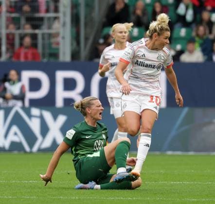 Duel between Alexandra Popp VfL Wolfsburg and Linda Dallmann FC Bayern Muenchen Football, Women, Season 2025 2026, 1 League, Google Pixel Women Bundesliga, VfL Wolfsburg vs FC Bayern Muenchen, 1 3 DFL REGULATIONS PROHIBIT ANY USE OF PHOTOGRAPHS AS IMAGE SEQUENCES AND OR QUASI VIDEO