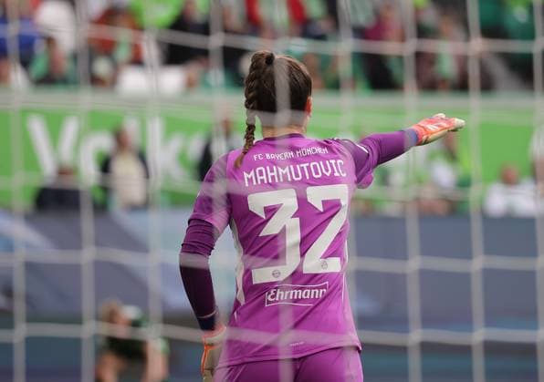Ena Mahmutovic FC Bayern Muenchen Football, Women, Season 2025 2026, 1 Liga, Google Pixel Women Bundesliga, VfL Wolfsburg vs FC Bayern Muenchen, 1 3 DFL REGULATIONS PROHIBIT ANY USE OF PHOTOGRAPHS AS IMAGE SEQUENCES AND OR QUASI VIDEO