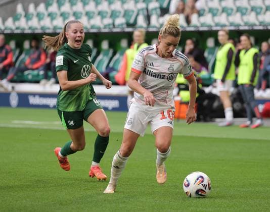 Linda Dallmann FC Bayern Muenchen , Janou Levels VfL Wolfsburg Football, Women, Season 2025 2026, 1 Liga, Google Pixel Women Bundesliga, VfL Wolfsburg vs FC Bayern Muenchen, 1 3 DFL REGULATIONS PROHIBIT ANY USE OF PHOTOGRAPHS AS IMAGE SEQUENCES AND OR QUASI VIDEO
