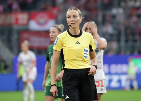 Referee Fabienne Michel Soccer, Women, Season 2025 2026, 1 League, Google Pixel Women Bundesliga, VfL Wolfsburg vs FC Bayern Muenchen, 1 3 DFL REGULATIONS PROHIBIT ANY USE OF PHOTOGRAPHS AS IMAGE SEQUENCES AND OR QUASI VIDEO