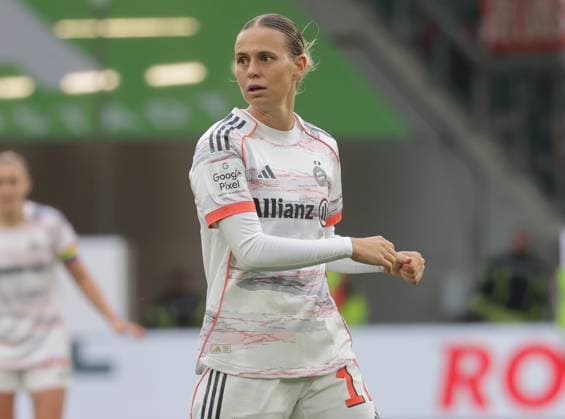 Klara Buehl FC Bayern Muenchen Soccer, Women, Season 2025 2026, 1 Liga, Google Pixel Women Bundesliga, VfL Wolfsburg vs FC Bayern Muenchen, 1 3 DFL REGULATIONS PROHIBIT ANY USE OF PHOTOGRAPHS AS IMAGE SEQUENCES AND OR QUASI VIDEO