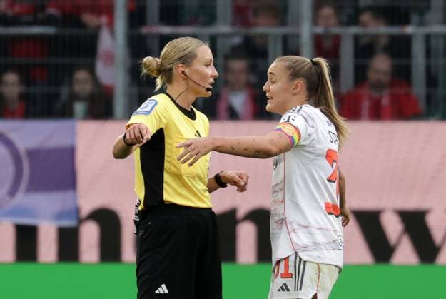 Referee Fabienne Michel, Georgia Stanway FC Bayern Muenchen Football, Women, Season 2025 2026, 1 League, Google Pixel Women Bundesliga, VfL Wolfsburg vs FC Bayern Muenchen, 1 3 DFL REGULATIONS PROHIBIT ANY USE OF PHOTOGRAPHS AS IMAGE SEQUENCES AND OR QUASI VIDEO